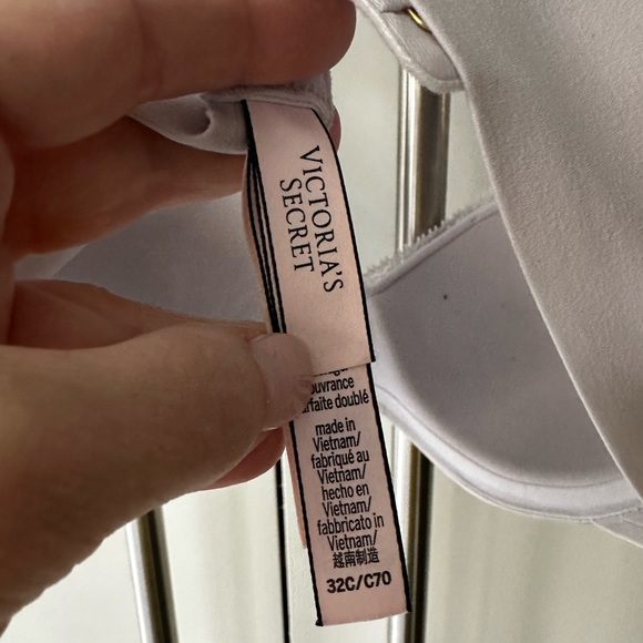 2 bras — Skims and Victoria Secret Bras - 32C - Picture 4 of 8